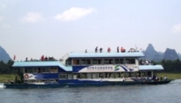 漓江下りツアーの船2