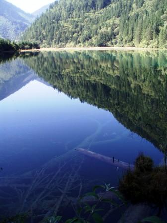 九寨溝　きゅうさいこう　鏡状態の湖