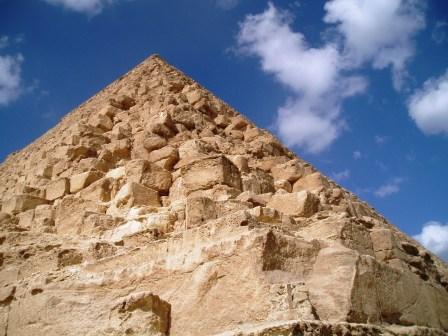 真下から見上げるピラミッド