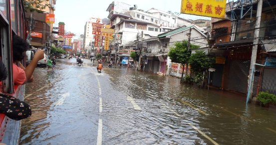 浸水中のヤワラー通り