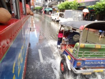 浸水した道を行くトゥクトゥク