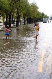 王宮広場脇の浸水した道