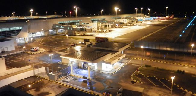 夜の klia2 サテライトから