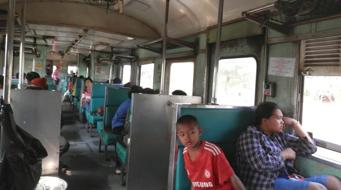 タイ国鉄3等鉄道の旅　列車車内