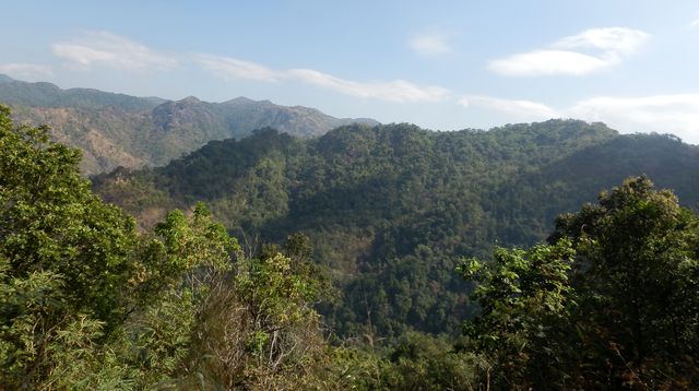 カレン州ミャワディとコーカレイの間に広がる山岳地帯